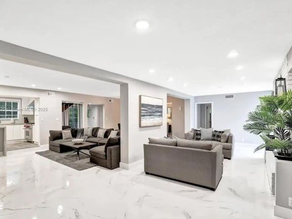 1025 N Southlake Dr, Hollywood FL 33019