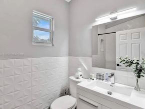 1025 N Southlake Dr, Hollywood FL 33019