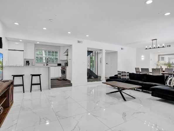 1025 N Southlake Dr, Hollywood FL 33019