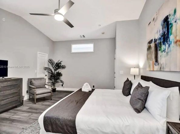 1025 N Southlake Dr, Hollywood FL 33019