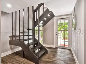 1025 N Southlake Dr, Hollywood FL 33019