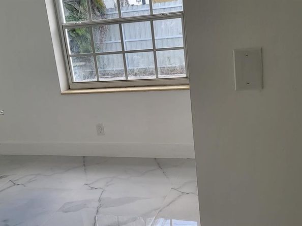 712 Hialeah Dr, Hialeah FL 33010