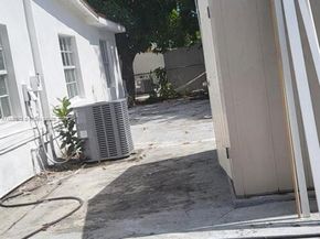 712 Hialeah Dr, Hialeah FL 33010