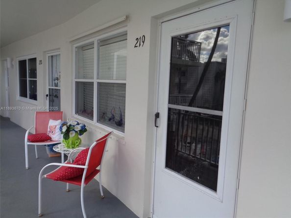 3127 S Ocean Dr 219, Hallandale Beach FL 33009
