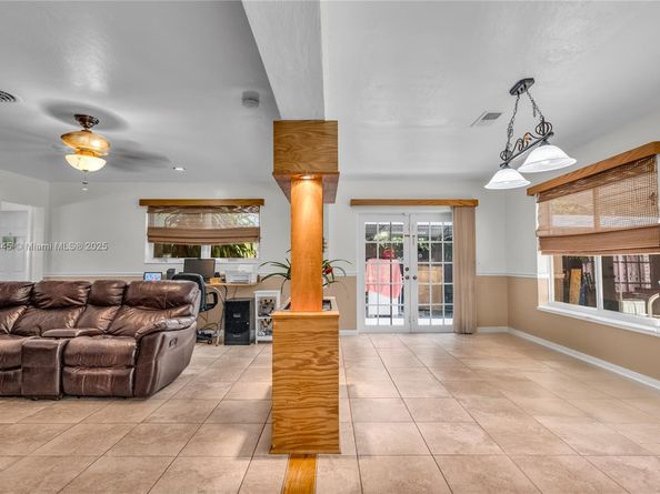 421 SW 64th Way, Pembroke Pines FL 33023