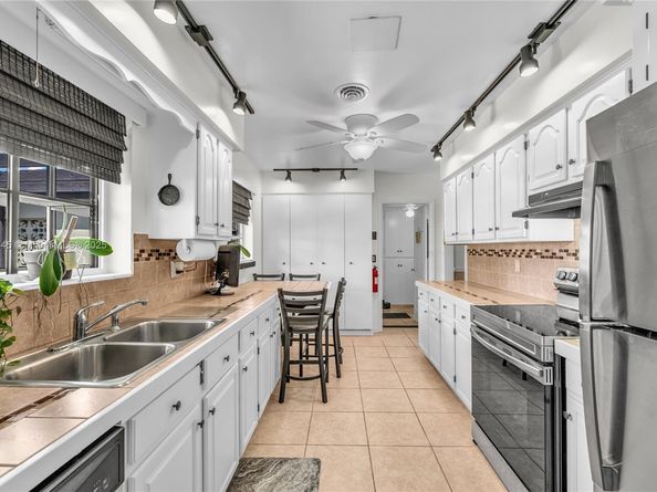 421 SW 64th Way, Pembroke Pines FL 33023