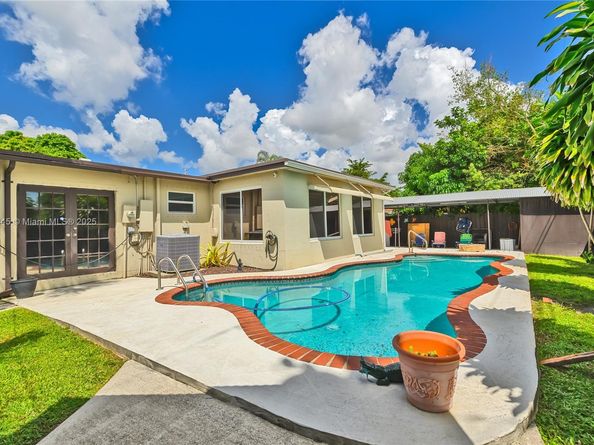 421 SW 64th Way, Pembroke Pines FL 33023