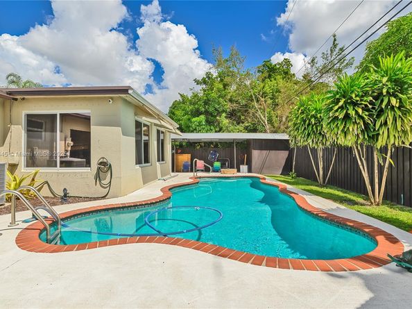 421 SW 64th Way, Pembroke Pines FL 33023