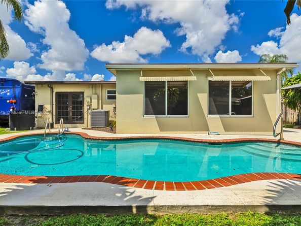 421 SW 64th Way, Pembroke Pines FL 33023