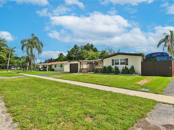 421 SW 64th Way, Pembroke Pines FL 33023