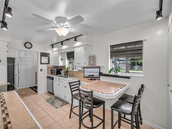 421 SW 64th Way, Pembroke Pines FL 33023