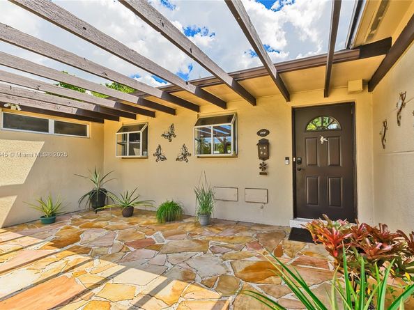 421 SW 64th Way, Pembroke Pines FL 33023