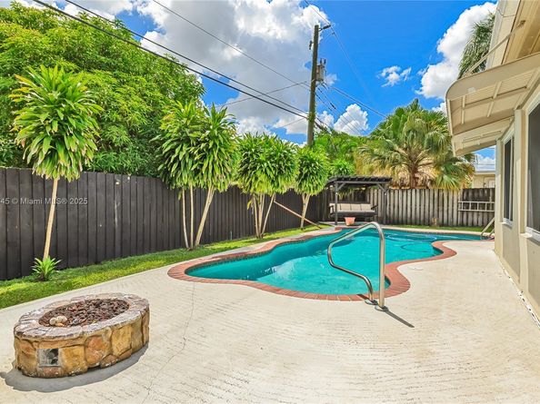 421 SW 64th Way, Pembroke Pines FL 33023