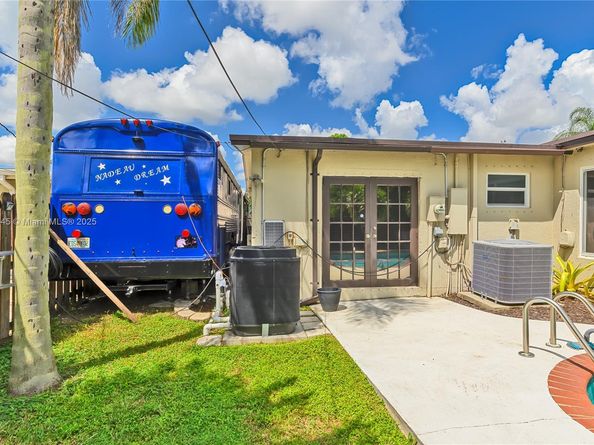 421 SW 64th Way, Pembroke Pines FL 33023