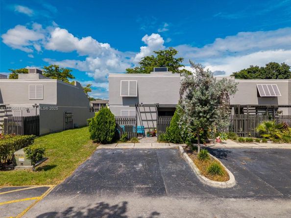 11225 NW 16th Ct, Pembroke Pines FL 33026