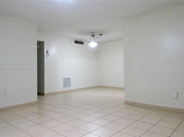 20275 NE 2nd Ave 16, Miami FL 33179
