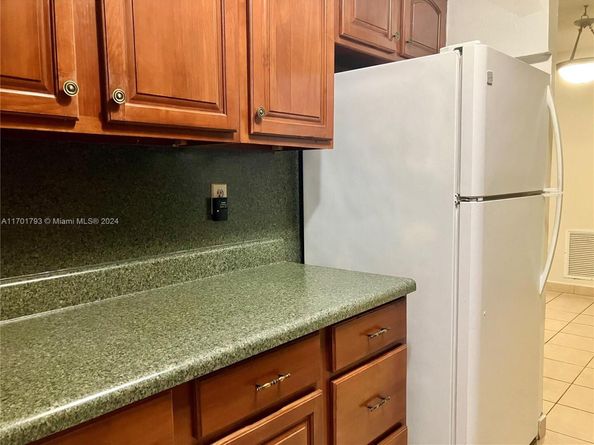 20275 NE 2nd Ave 16, Miami FL 33179