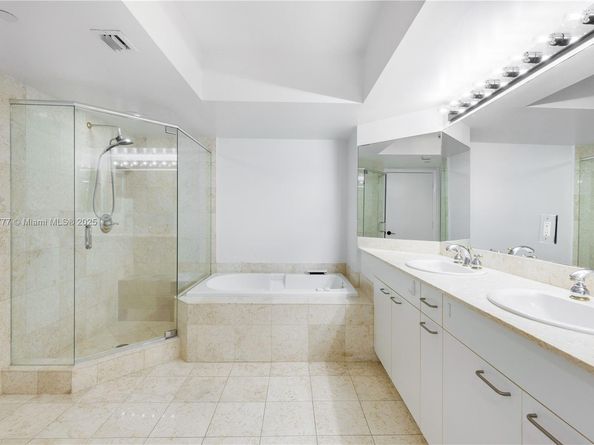 21055 Yacht Club Dr 2104, Aventura FL 33180