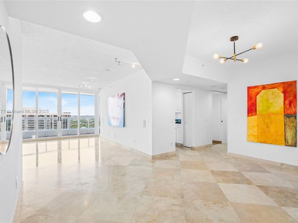 21055 Yacht Club Dr 2104, Aventura FL 33180