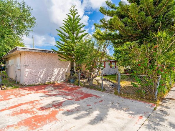 1271 NE 211th St, Miami FL 33179
