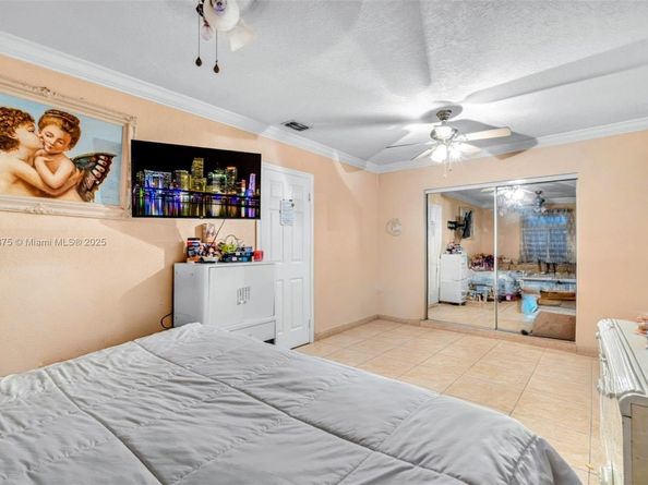 1271 NE 211th St, Miami FL 33179