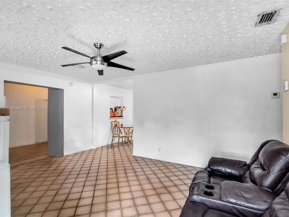 1271 NE 211th St, Miami FL 33179