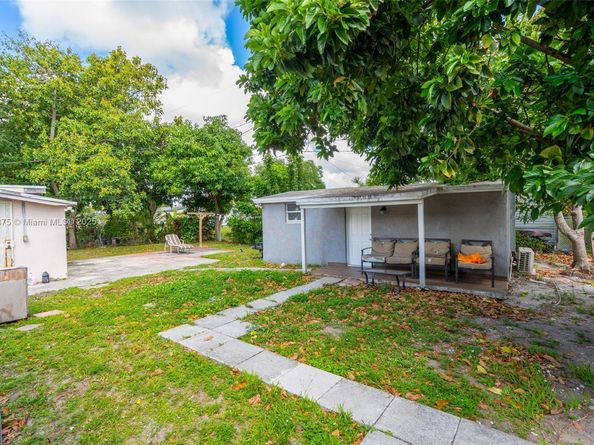 1271 NE 211th St, Miami FL 33179