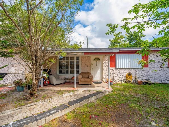 1271 NE 211th St, Miami FL 33179
