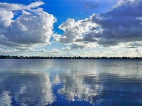 12415 NW 7th St, Miami FL 33182