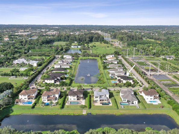 6804 N Stillwater Shores Dr, Davie FL 33314