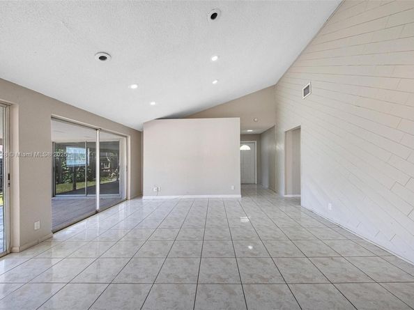 9330 NW 39th St, Sunrise FL 33351