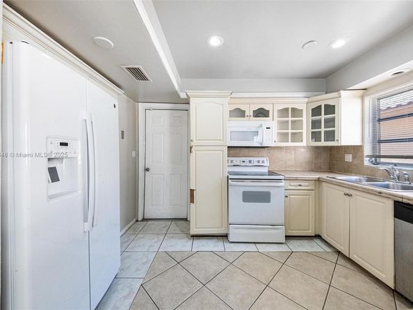 9330 NW 39th St, Sunrise FL 33351