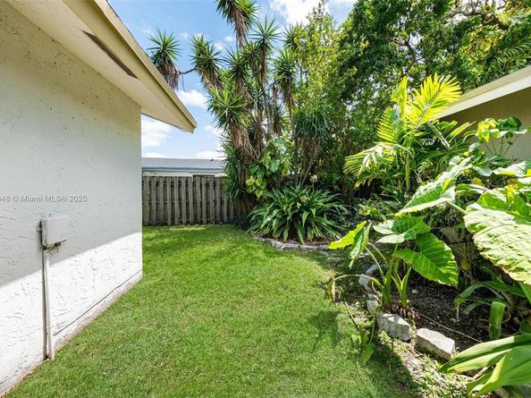 9330 NW 39th St, Sunrise FL 33351