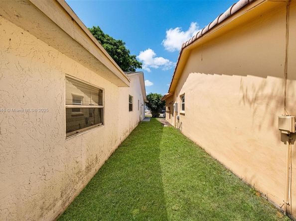 9330 NW 39th St, Sunrise FL 33351