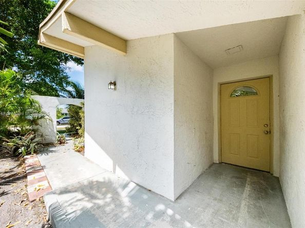 9330 NW 39th St, Sunrise FL 33351
