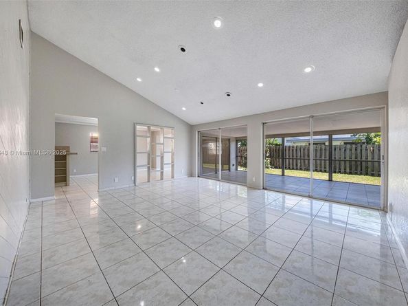 9330 NW 39th St, Sunrise FL 33351