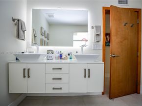 5620 Alton Rd, Miami Beach FL 33140