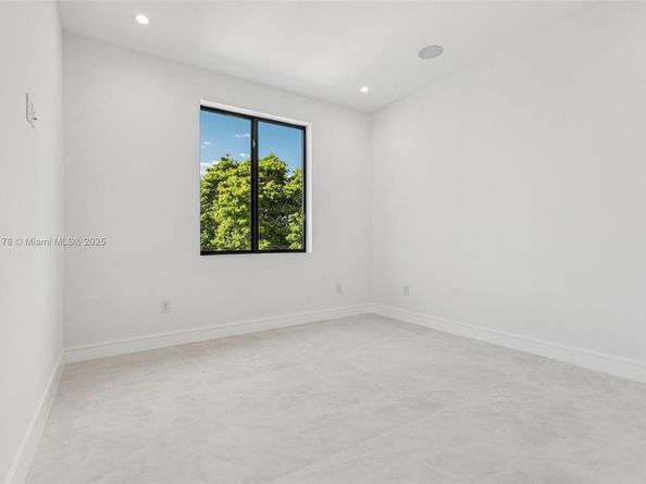 9330 SW 34th St, Miami FL 33165