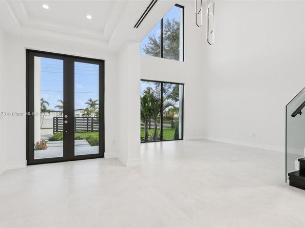 9330 SW 34th St, Miami FL 33165