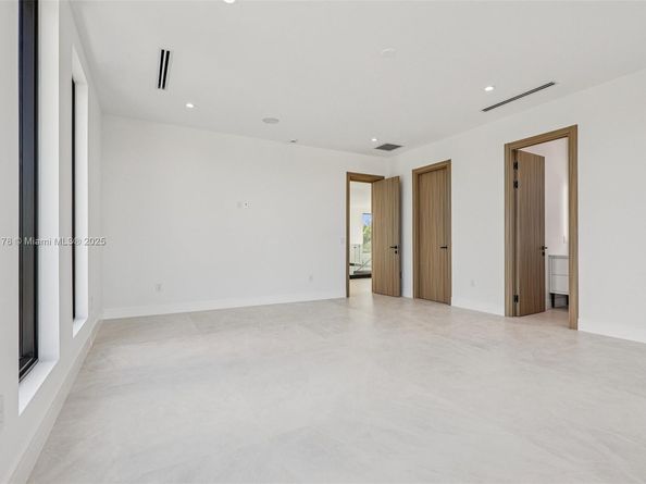 9330 SW 34th St, Miami FL 33165