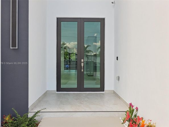 9330 SW 34th St, Miami FL 33165