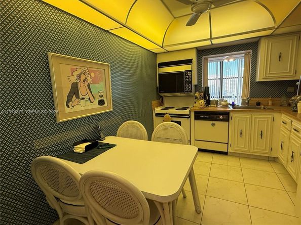 1000 Parkview Dr 1022, Hallandale Beach FL 33009