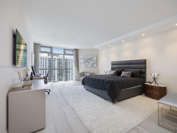 17301 Biscayne Blvd 2009, North Miami Beach FL 33160