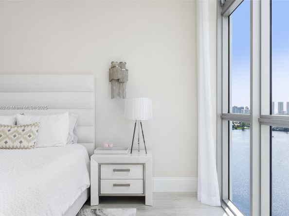 17301 Biscayne Blvd 2009, North Miami Beach FL 33160