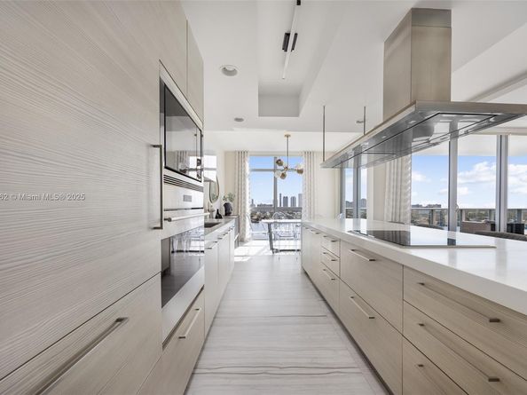 17301 Biscayne Blvd 2009, North Miami Beach FL 33160