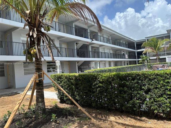 1100 NE 1st Ct 108, Hallandale Beach FL 33009