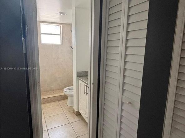 1100 NE 1st Ct 108, Hallandale Beach FL 33009