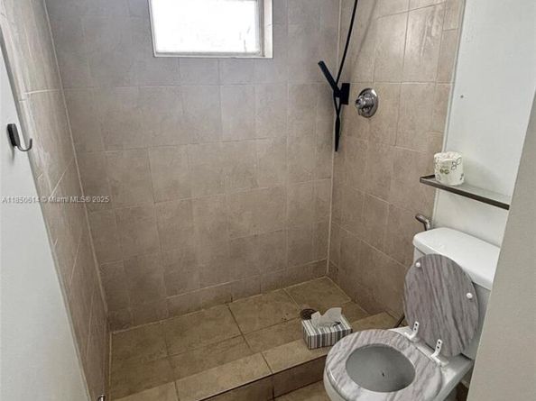 1100 NE 1st Ct 108, Hallandale Beach FL 33009
