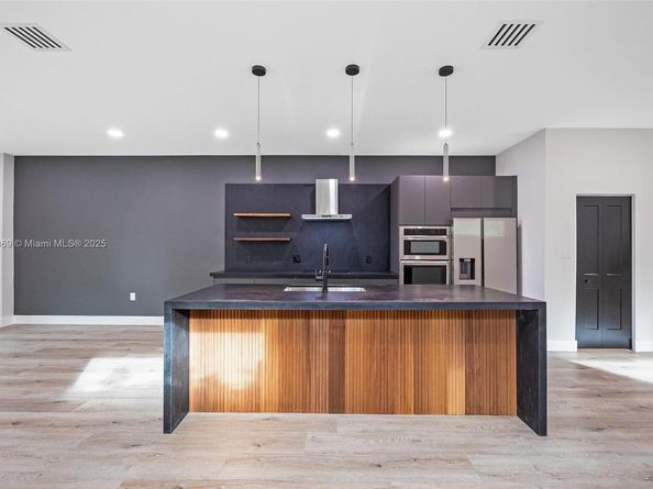 535 NW 52nd St, Miami FL 33127