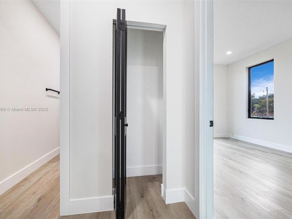 535 NW 52nd St, Miami FL 33127